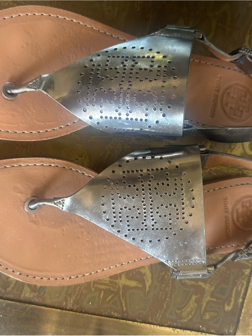 Tory Burch Silver gunmetal Perforated Leather Thong Sandals Sz 8 EUC
